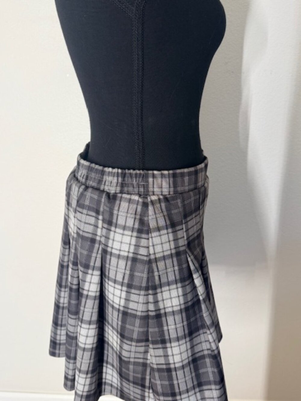 Black/grey plaid skort size L - Picture 2 of 5